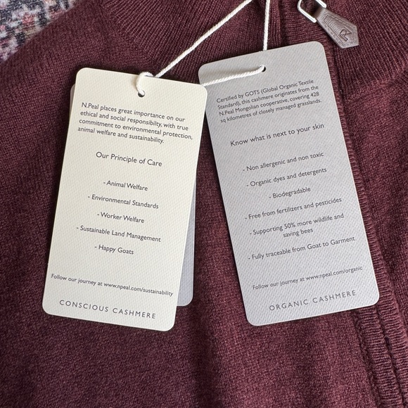 Men’s burgundy cashmere sweater in size Large
NWT never worn - Picture 4 of 6